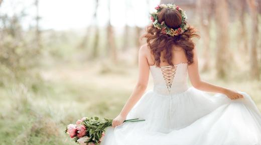De viktigste 50 tolkningene av å se en hvit kjole for en gift kvinne i en drøm av Ibn Sirin