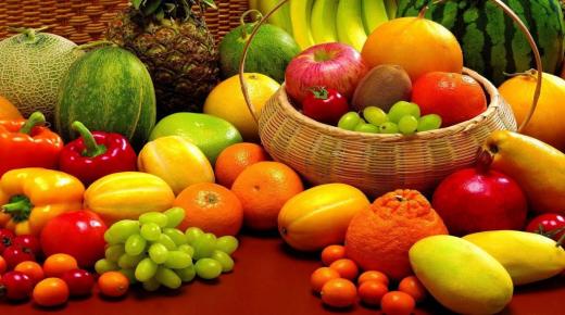 Hva er tolkningen av å spise frukt i en drøm av Ibn Sirin og Al-Usaimi?