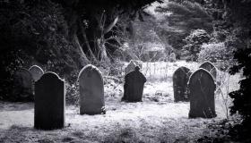 इब्न सिरिन के अनुसार एक विवाहित महिला के लिए सपने में कब्र देखने की क्या व्याख्या है?