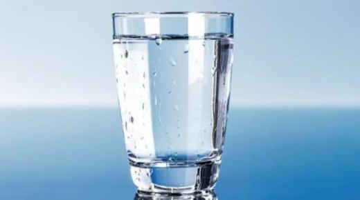 Ibn Sirin နှင့် လက်ထပ်ထားသော အမျိုးသမီးအတွက် အိပ်မက်ထဲတွင် ရေ၏အဓိပ္ပါယ်က ဘာလဲ။