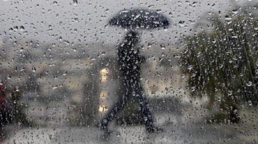 Lær om tolkningen av å se kraftig regn i en drøm av Ibn Sirin