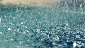 Lær om tolkningen av en drøm om kraftig regn som faller i en drøm ifølge Ibn Sirin og Ibn Shaheen