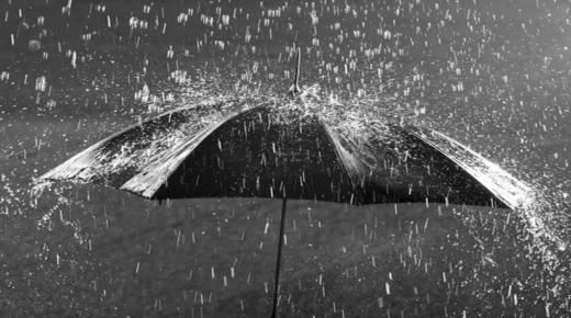 イブン・シリンによると、夢の中で稲妻と雷鳴を伴う大雨を見ることはどのような解釈ですか？