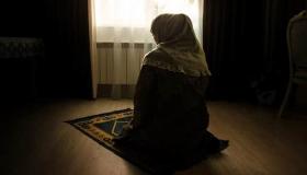 De 20 viktigste tolkningene av å se en kvinne be i en drøm, ifølge Ibn Sirin