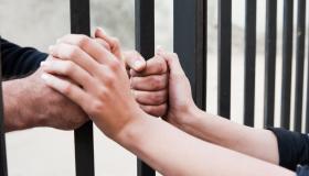 इब्न सिरिन द्वारा सपने में जेल के बाहर कैद व्यक्ति को देखने के सपने की व्याख्या के बारे में जानें