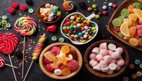 Lær om tolkningen av å spise søtsaker i en drøm av Ibn Sirin