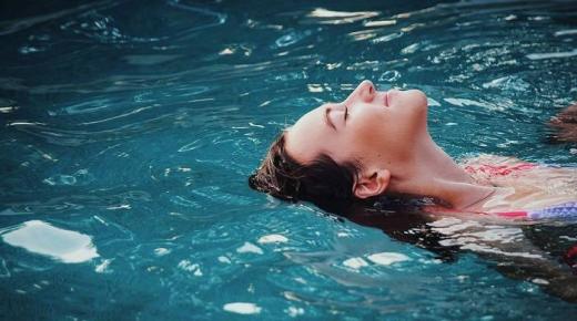 Koje je tumačenje sna o plivanju u bazenu Ibn Sirina?