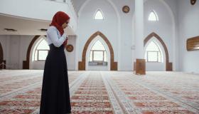 इब्न सिरिन द्वारा एक विवाहित महिला के लिए प्रार्थना करने के सपने की व्याख्या