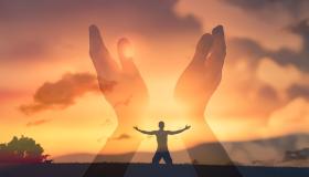 इब्न सिरीनच्या मते स्वप्नात पावसात प्रार्थना करण्यासाठी हात वर करण्याबद्दलच्या स्वप्नाच्या स्पष्टीकरणाबद्दल जाणून घ्या