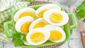 Hva er tolkningen av å se kokte egg i en drøm av Ibn Sirin?