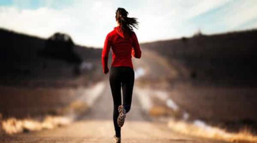 इब्न सिरिन द्वारा एकल महिलाओं के लिए सपने में दौड़ने के बारे में सपने की व्याख्या का पता लगाएं