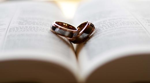 Ibn Sirin ၏ တစ်ကိုယ်ရေအမျိုးသမီးအတွက် အတင်းအကြပ် ငိုယိုကာ လက်ထပ်ခြင်းအိပ်မက်၏ အဓိပ္ပာယ်က ဘာလဲ။