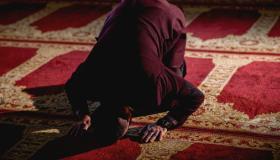 Lær om tolkningen av bønndrømmen til Ibn Sirin