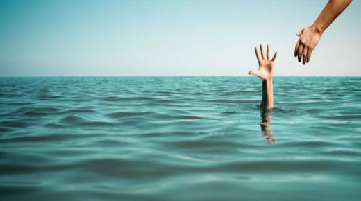 Hva er tolkningen av drømmen om å drukne i havet og komme seg ut av det av Ibn Sirin?