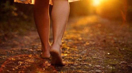 A più impurtante 20 interpretazione di un sognu di caminari scalzi per una donna maritata da Ibn Sirin