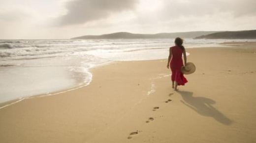 इब्न सिरीनच्या म्हणण्यानुसार, विवाहित महिलेसाठी समुद्रावर चालण्याच्या स्वप्नातील 20 सर्वात महत्वाचे अर्थ