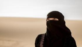Tolkning av å miste niqab i en drøm av Ibn Sirin