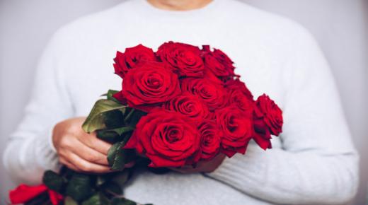 Tolkning av en drøm om røde roser i en drøm ifølge Ibn Sirin og ledende lærde