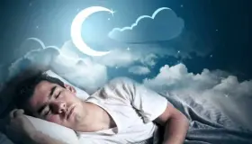 Какво је тумачење да видите мртву особу у сну која је тиха и тужна према Ибн Сирину?
