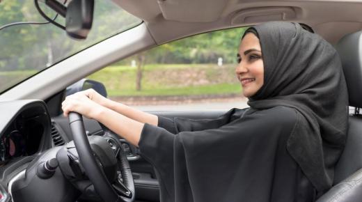 Lær om Ibn Sirins tolkning av en drøm om å kjøre bil for en gift kvinne