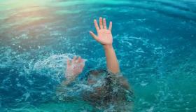 Hva er tolkningen av å se noen drukne i en drøm av Ibn Sirin?