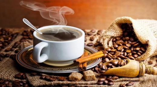 Prečítajte si o interpretácii pitia kávy vo sne podľa Ibn Sirina