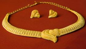 Tumačenje snova o zlatnoj ogrlici za rastavljenu ženu prema Ibn Sirinu
