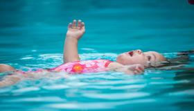 डूबने और एक बच्चे की मौत के बारे में इब्न सिरिन द्वारा एक सपने की व्याख्या