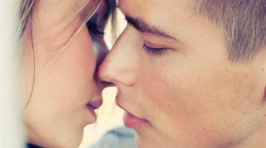 Rüyada sevgilinin ağzından öpüldüğünü görmenin en önemli 20 yorumu İbn Şirin tarafından