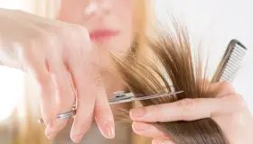 Lær tolkningen av drømmen om å klippe hår for single kvinner av Ibn Sirin