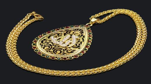 Hva er tolkningen av en drøm om å bære en gullkjede for en gift kvinne til Ibn Sirin?