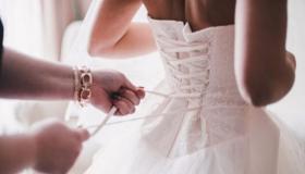 इब्न सिरिन द्वारा एक सपने में एक अकेली लड़की के लिए शादी की पोशाक पहनने के सपने की व्याख्या