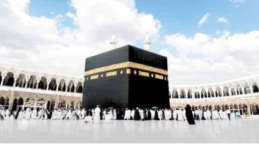 Lernu la interpreton de la sonĝo tuŝi la Kaaba kaj preĝi al Ibn Sirin