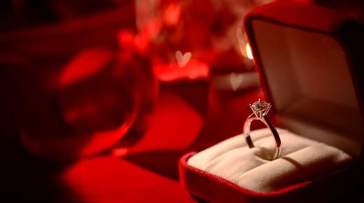 इब्न सिरीनच्या विवाहित महिलेला सोन्याच्या भेटवस्तूबद्दलच्या स्वप्नाचा अर्थ शोधा