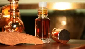 Saznajte više o tumačenju viđenja oud ulja u snu od Ibn Sirina