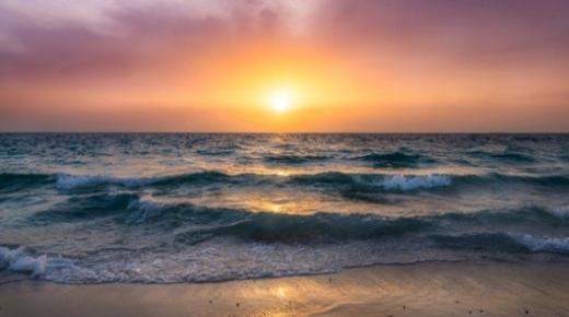 Lær tolkningen av å se havet i en drøm av Ibn Sirin