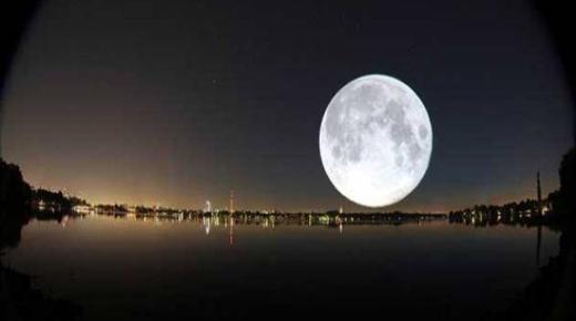इब्न सिरीनच्या पृथ्वीच्या जवळ असलेल्या चंद्राबद्दलच्या स्वप्नाचा अर्थ जाणून घ्या