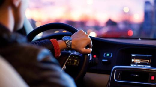 इब्न सिरिन और प्रमुख विद्वानों के अनुसार एक आदमी के सपने में कार चलाने के दृष्टिकोण की व्याख्या