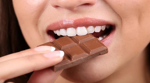 Tolkning av å spise sjokolade i en drøm av Ibn Sirin