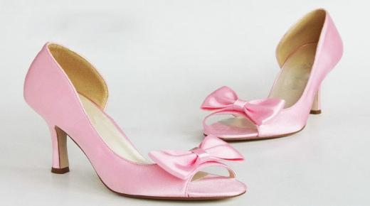 De 50 viktigste tolkningene av sandaler i en drøm for en enslig kvinne, ifølge Ibn Sirin