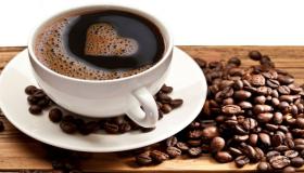 Ibn Sirin ၏ အဆိုအရ အိပ်မက်ထဲတွင် ကော်ဖီသောက်ခြင်း၏ ရူပါရုံကို အဓိပ္ပာယ်ဖွင့်ဆိုခြင်း ဖြစ်သည်။