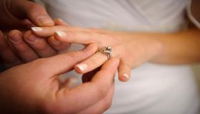 Tolkning av å se en forlovelse i en drøm for en singel kvinne, ifølge Ibn Sirin