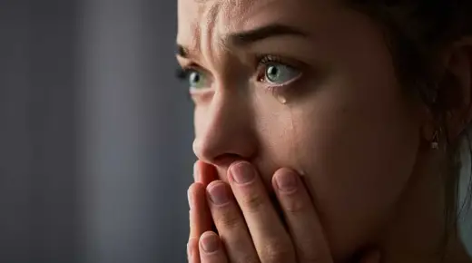इब्न सिरिन के अनुसार सपने में अकेली महिला को रोते हुए देखने की क्या व्याख्या है?