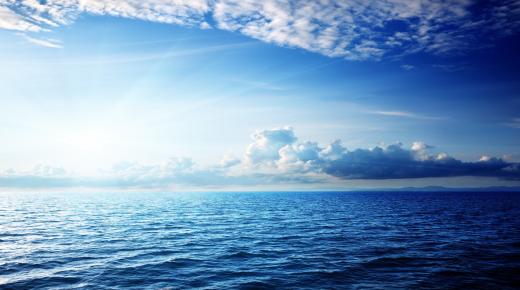 Tolkninger av Ibn Sirin for å se havet i en drøm for enslige kvinner