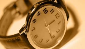 Tolkning av å se klokken i en drøm av Ibn Sirin