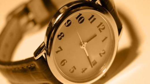 Ibn Sirin မှ အိပ်မက်ထဲတွင် နာရီကိုမြင်ခြင်း၏ အဓိပ္ပါယ်ဖွင့်ဆိုချက်