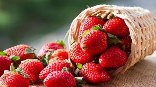 Den viktigste 20 tolkningen av å se jordbær i en drøm av Ibn Sirin