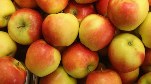 Lær om fortolkningen af ​​æbler i en drøm af Ibn Sirin og Al-Usaimi