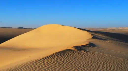 Amparate l'interpretazione di vede a sabbia in un sognu da Ibn Sirin