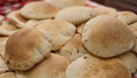 इब्न सिरिन के अनुसार, एक अकेली महिला के लिए सपने में रोटी देखने की व्याख्या